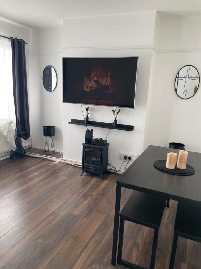 Lovely 2bedroom 4mins From Wimbledon Station *